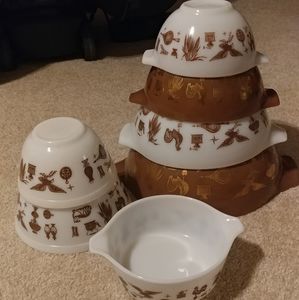 Set of Early American Vintage Pyrex